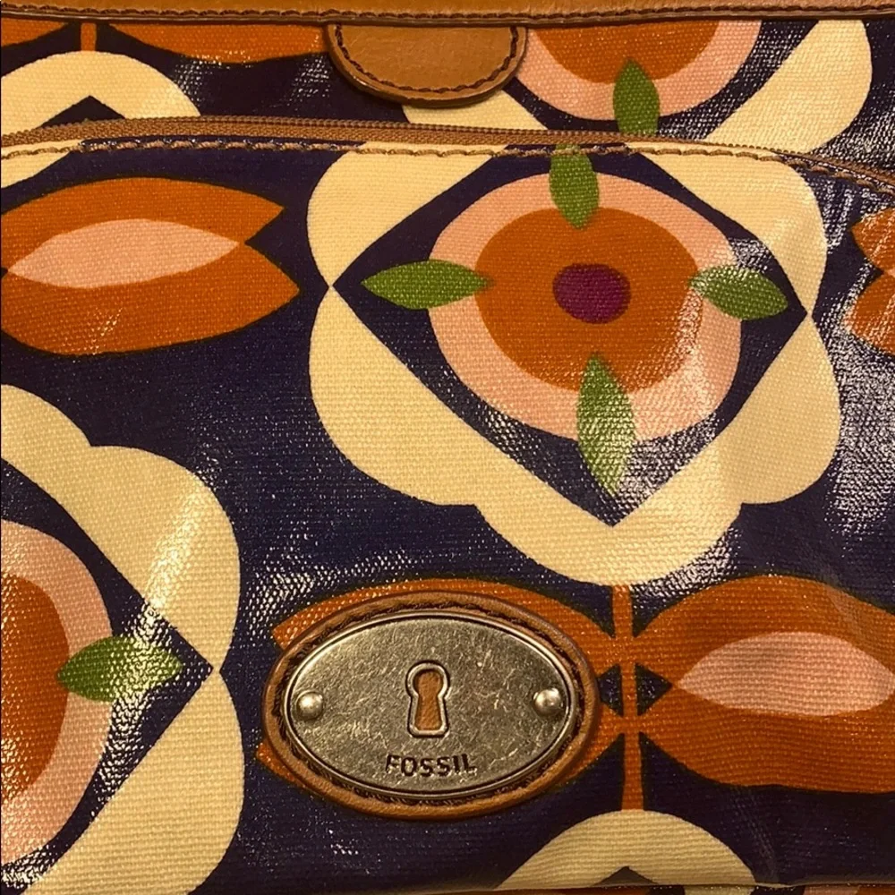 Fossil flower pattern/ leather crossbody bag Fun!